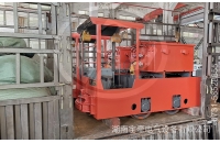 一批防爆型2.5噸湘潭電機(jī)車裝車發(fā)往江西